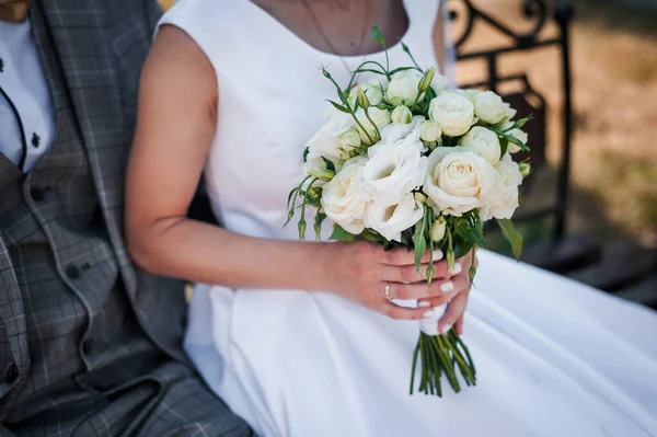 Букет Квітів Руках Нареченої Весілля — стокове фото