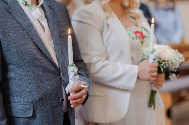 Gelinin elinde bir buket çiçek. Düğün.