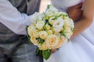 Gelinin elinde bir buket çiçek. Düğün.