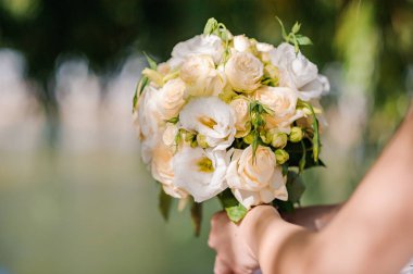 Gelinin elinde bir buket çiçek. Düğün.