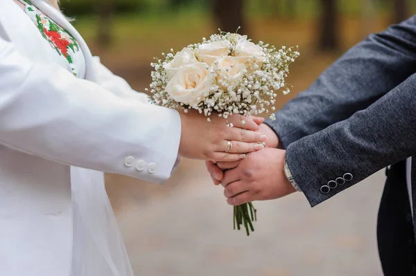 Bouquet Fleurs Dans Main Mariée Mariage — Photo