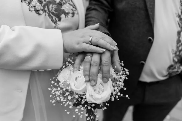 Bukett Med Blommor Handen Bruden Bröllop — Stockfoto