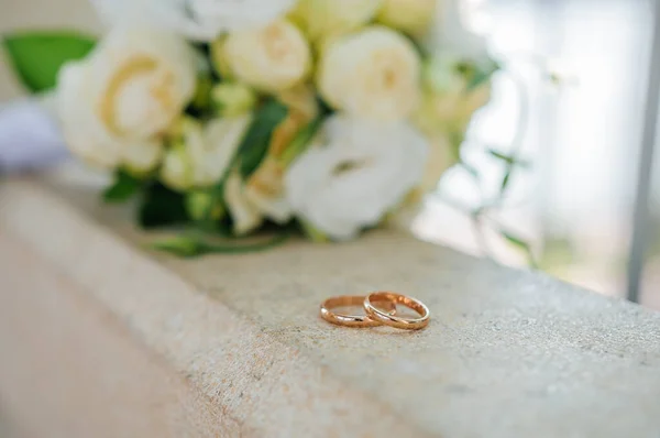 花の美しいブライダル花束 花嫁の花束に結婚指輪 ブライダルブーケを閉じます 結婚式 — ストック写真