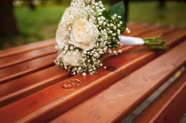 Прекрасний Весільний Букет Квітів Весільні Обручки Букет Нареченої Весільний Букет — стокове фото