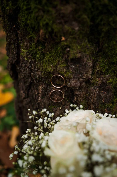Gyönyörű Menyasszonyi Csokor Virág Jegygyűrűk Menyasszony Csokrán Menyasszonyi Csokor Közeledik — Stock Fotó