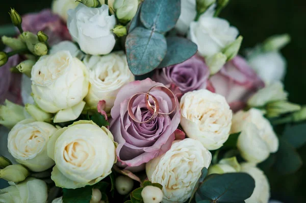 Mooi Bruidsboeket Van Bloemen Trouwringen Aan Het Boeket Van Bruid — Stockfoto