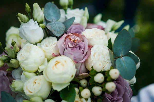 Mooi Bruidsboeket Van Bloemen Trouwringen Aan Het Boeket Van Bruid — Stockfoto