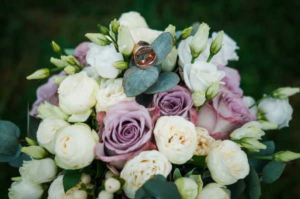 Прекрасный Свадебный Букет Цветов Обручальные Кольца Букете Невесты Букет Невесты — стоковое фото