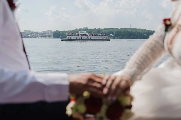 Navio Prazer Lago Contra Fundo Dos Recém Casados Mãos Dadas — Fotografia de Stock