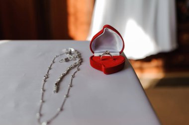 Kutuda taşla altın bir yüzük