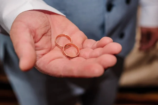 Anéis Ouro Casamento Nas Mãos Noivo Casamento — Fotografia de Stock