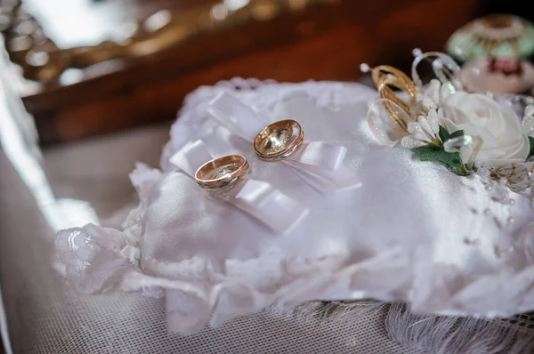 Svatební Zlaté Prsteny Bílém Polštáři Pár Zlatých Prstenů Izolovaných Bílém — Stock fotografie