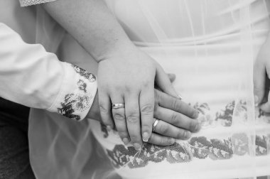 Damat gelinin elini tutuyor. Adam kızın elini tutuyordu. Düğün.