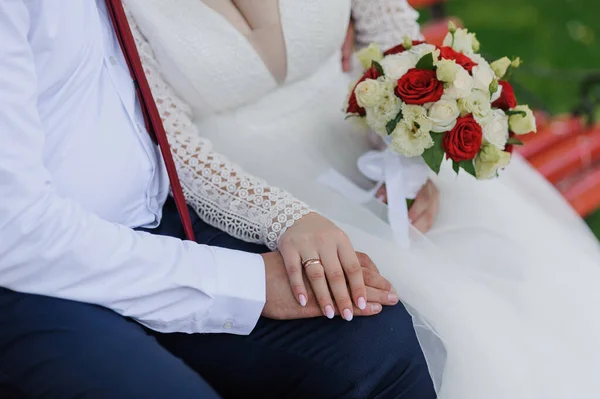 新郎は花嫁の手を握っています 男は少女の手を握っている 結婚式 — ストック写真
