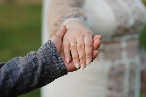 Bruidegom Houdt Hand Van Bruid Vast Man Houdt Hand Van — Stockfoto