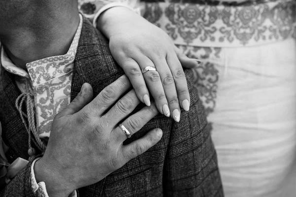 Brudgummen Håller Brudens Hand Killen Håller Flickans Hand Bröllop — Stockfoto