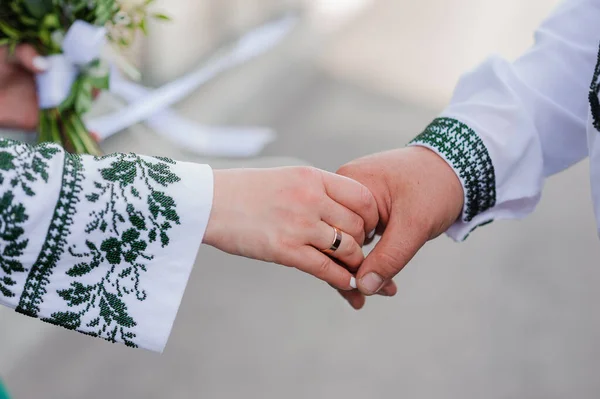 Der Bräutigam Hält Die Hand Der Braut Der Mann Hält — Stockfoto