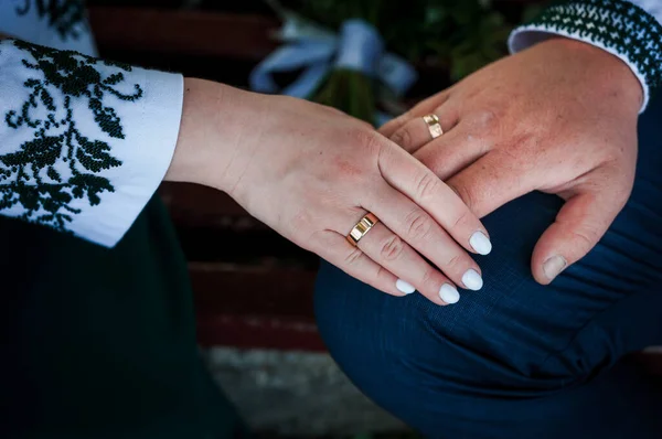 Damat Gelinin Elini Tutuyor Adam Kızın Elini Tutuyordu Düğün — Stok fotoğraf