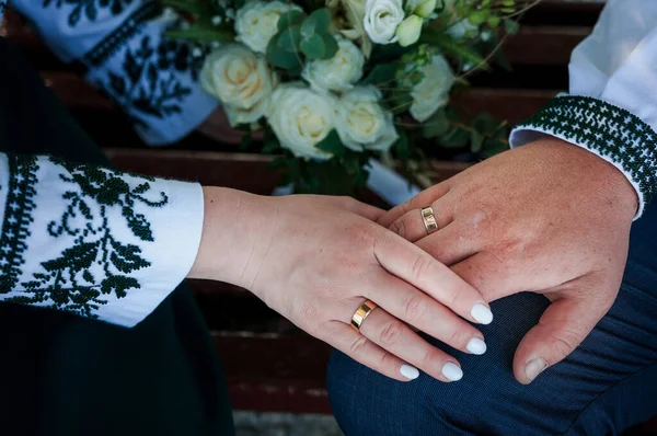Γαμπρός Κρατάει Χέρι Της Νύφης Τύπος Κρατάει Χέρι Της Κοπέλας — Φωτογραφία Αρχείου