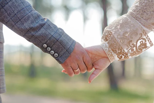 Novio Toma Mano Novia Tipo Coge Mano Chica Boda —  Fotos de Stock