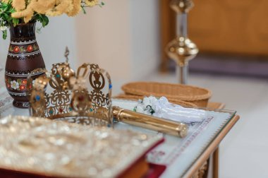 Kilisede düğün dekorasyonu, mumlar, bulanık arka plan.