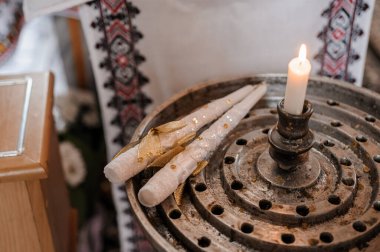 Kilisede düğün dekorasyonu, mumlar, bulanık arka plan.