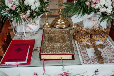 Kilisede düğün dekorasyonu, mumlar, bulanık arka plan.