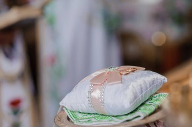 Kilisede düğün süsü, taçlar, alyanslar