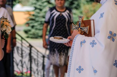 Kilisede düğün süsü, taçlar, alyanslar