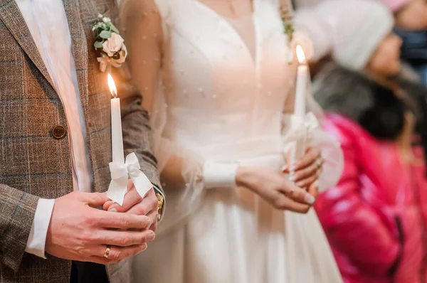 Nevěsta Ženich Drží Svítící Svíčky Během Obřadu Kostele Ruce Novomanželů — Stock fotografie