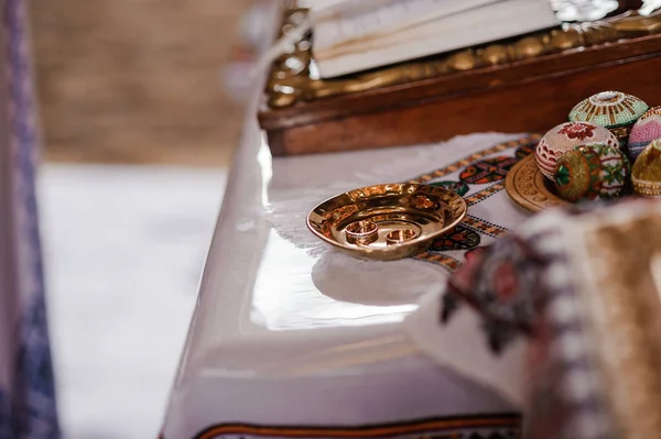 Свадебные Украшения Церкви Венцы Обручальные Кольца — стоковое фото