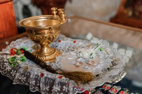 Свадебные Украшения Церкви Венцы Обручальные Кольца — стоковое фото