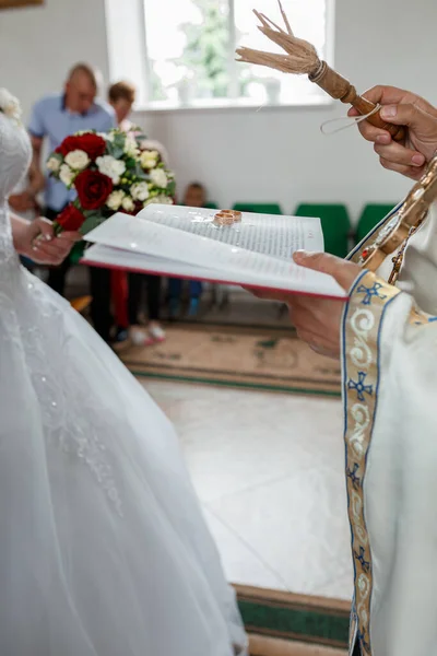 Decoração Casamento Igreja Coroas Anéis Casamento — Fotografia de Stock