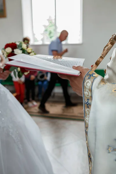 教堂里的婚纱 结婚戒指 — 图库照片