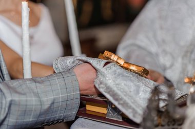 Kilisede düğün töreni. Gelinin ve damadın elleri