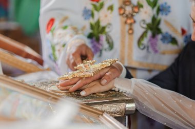 Kilisede düğün töreni. Gelinin ve damadın elleri