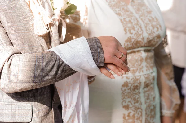 Свадебная Церемония Церкви Руки Жениха Невесты — стоковое фото