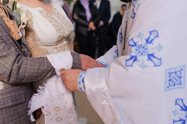 婚礼在教堂举行 新娘和新郎的手 — 图库照片
