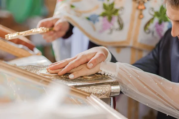 Bröllopsceremoni Kyrkan Brudens Och Brudgummens Händer — Stockfoto