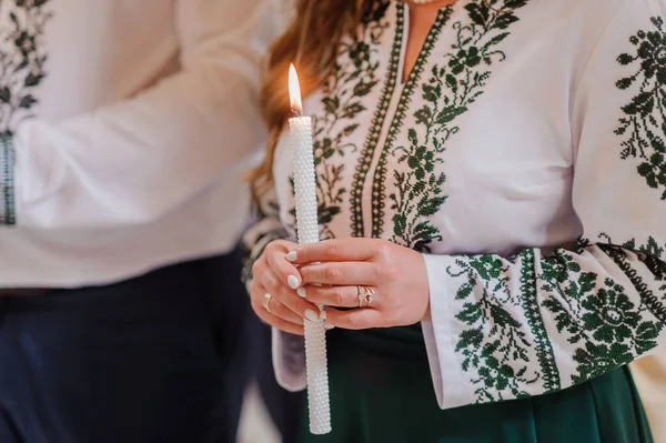 Жених Невеста Зажигают Свечи Время Церемонии Церкви Руки Молодоженов Свечами — стоковое фото