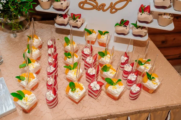 Süße Kuchen Tassen Hochzeitsbuffet Schokoriegel — Stockfoto