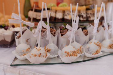 Düğün yemeğinde tatlı kekler. Yemek servisi, tatlı açık büfe