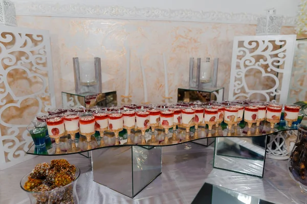 Солодкі Торти Весільному Бенкеті Кейтеринг Солодкий Святковий Шведський Стіл — стокове фото