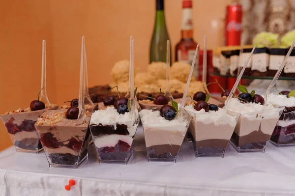 Düğün yemeğinde tatlı kekler. Yemek servisi, tatlı açık büfe