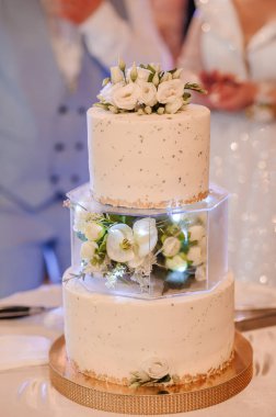 Çiçeklerle süslenmiş güzel bir düğün pastası.