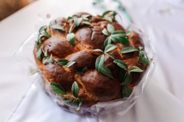Çiçeklerle süslenmiş güzel bir düğün pastası.