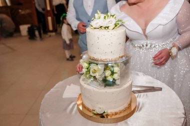 Çiçeklerle süslenmiş güzel bir düğün pastası.