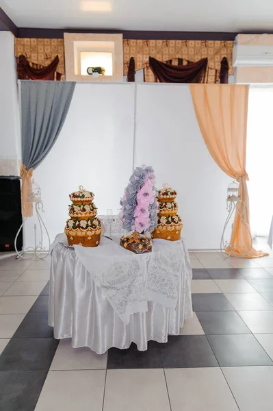 Vacker Bröllopstårta Dekorerad Med Blommor Tårta Närbild — Stockfoto