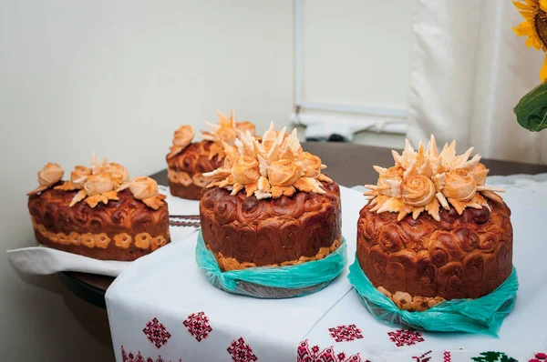 Bella Torta Nuziale Decorata Con Fiori Torta Vicino — Foto Stock