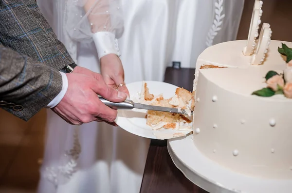 漂亮的结婚蛋糕用鲜花装饰 蛋糕紧密相连 — 图库照片